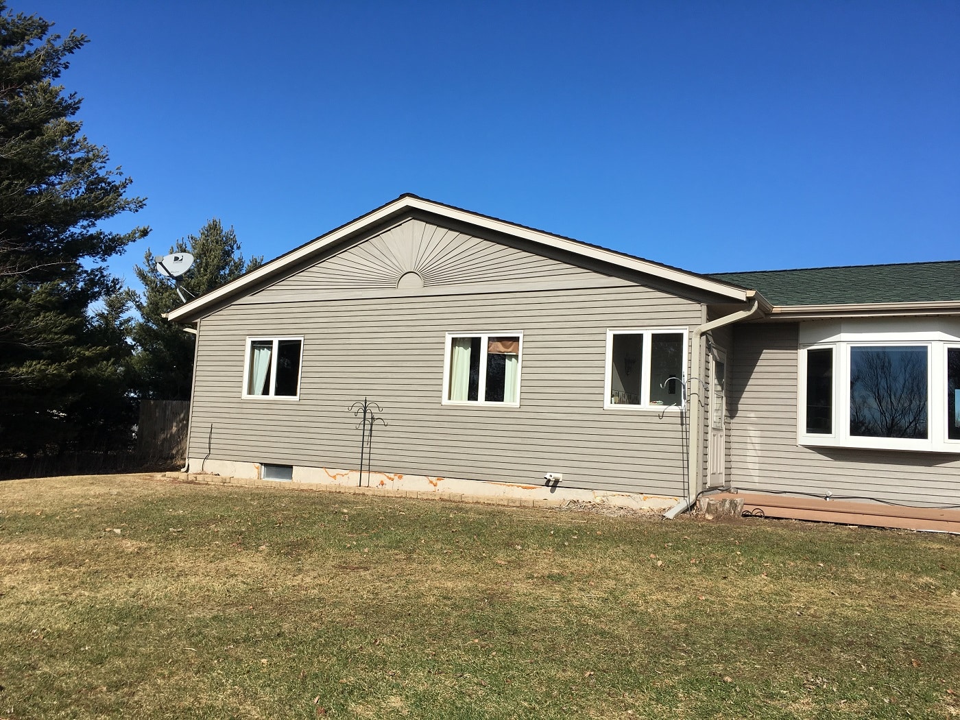 Hammond WI home before new siding