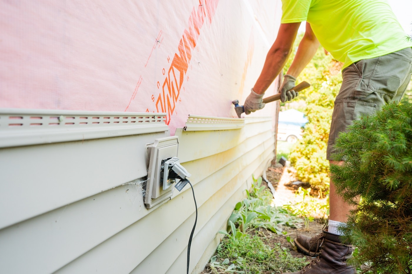 vinyl siding removal by Lindus Construction
v